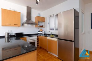 Jääkaappi, mikroaaltouuni, uuni, astianpesukone