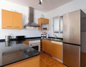Fridge, microwave, oven, stovetop - 242 - Casa Blanca (lh242) (Playa Blanca)