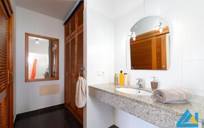 Douche, sèche-cheveux, serviettes fournies