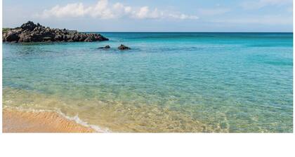 Steps from the beach, 2-bedroom house with WiFi, AC in awesome Puako Beach