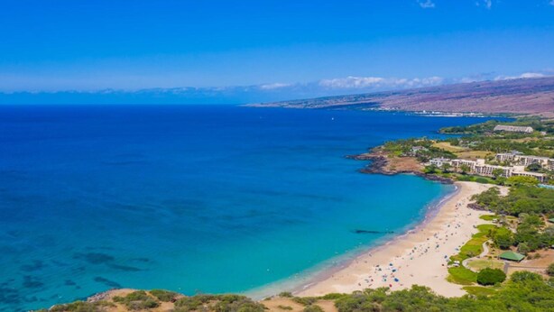 A coastal resort with a beach, ocean views, and a mountainous backdrop. - Steps from the beach, 2-bedroom house with WiFi, AC in awesome Puako Beach (Waimea)