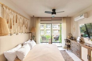 Coffres-forts dans les chambres, bureau, fer et planche à repasser