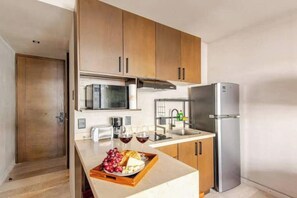 Refrigerador, microondas, parrilla de estufa y cafetera y tetera 
