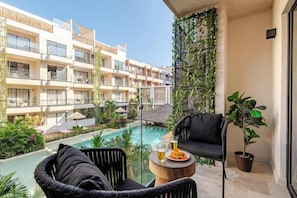 Una piscina al aire libre