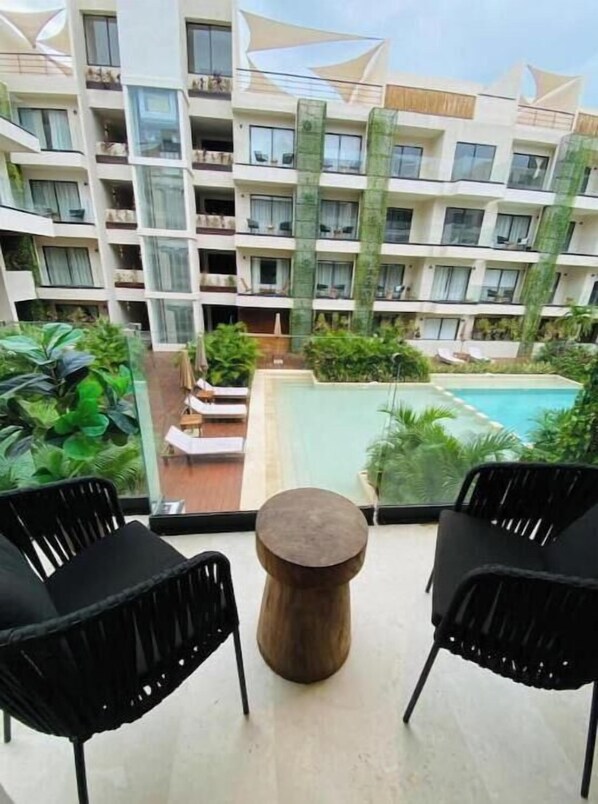 Una piscina al aire libre