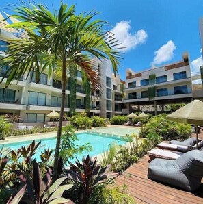 Una piscina al aire libre