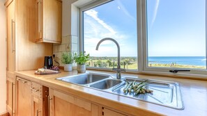 Kjøleskap, mikrobølgeovn, ovn og oppvaskmaskin