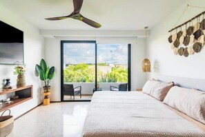 1 dormitorio, caja fuerte, escritorio y tabla de planchar con plancha