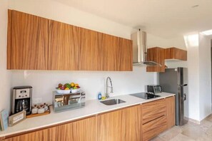 Réfrigérateur, micro-ondes, plaque de cuisson, cafetière/bouilloire