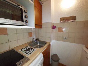 Réfrigérateur, micro-ondes, plaque de cuisson, lave-vaisselle