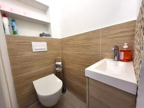 Haartrockner, Handtücher, Seife, Toilettenpapier