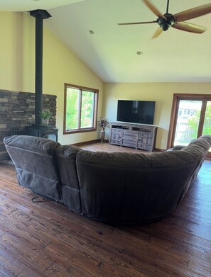 Smart-TV, DVD-spiller, fotballspill og bøker