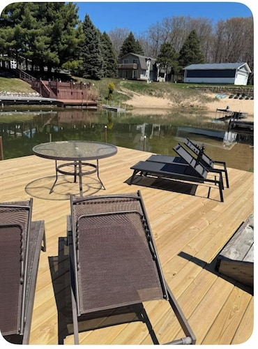 SilverLake House with Hot Tub, game room, huge yard, 1 mile from sand dunes.