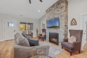 Smart TV, fireplace - "Brick & Beam" Ultimate  by Gathering Tree (Flagstaff)