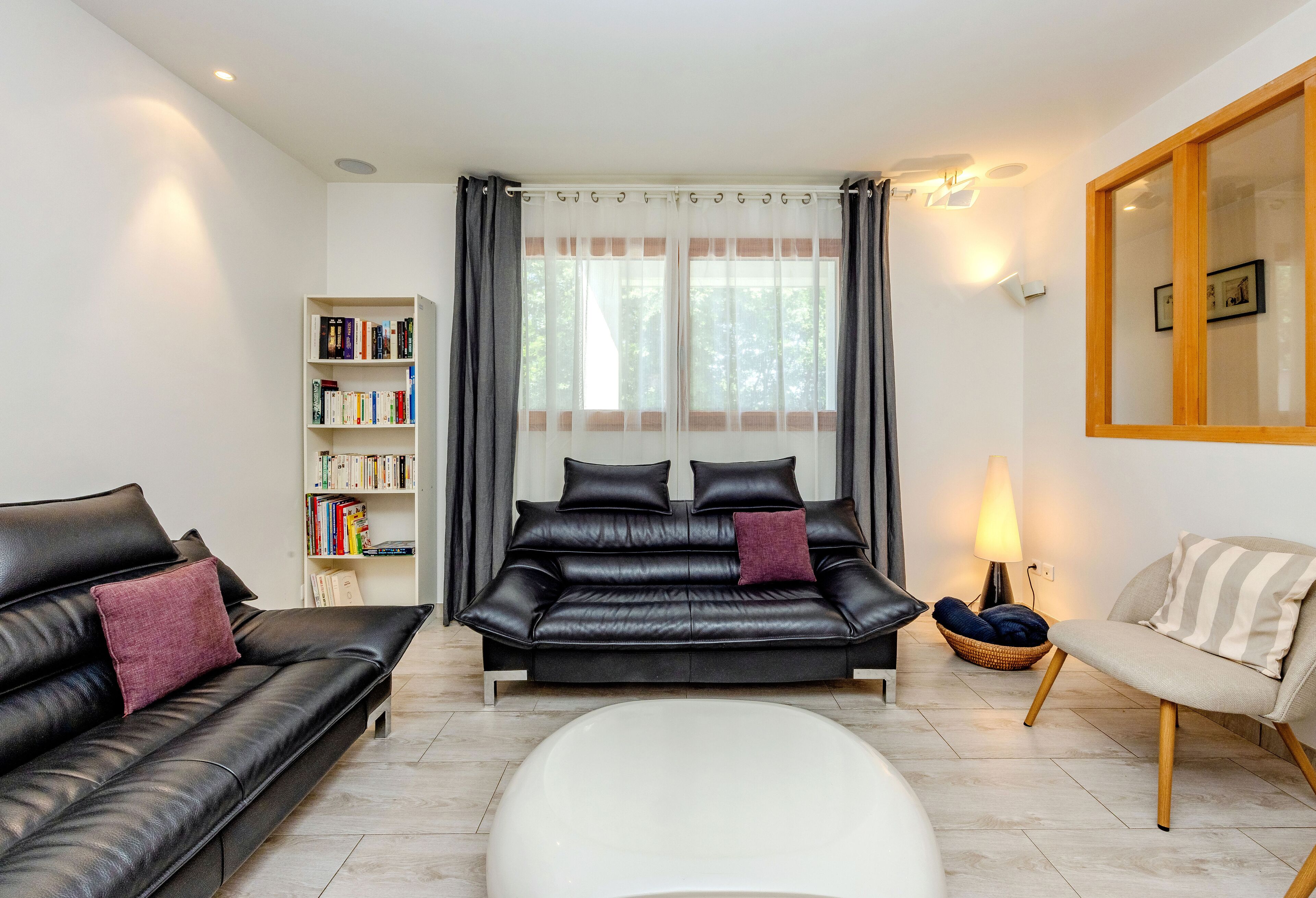 Televisor, llar de foc, videojocs i llibres 