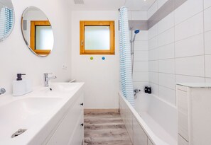 Shower, hair dryer, toilet paper - Villa Pastel - Heated Pool & Garden (Saint-Sulpice-la-Pointe)