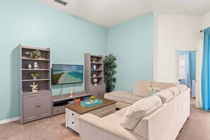 Een televisie, tafelvoetbal en een kantoor