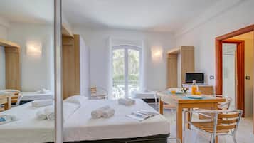 Studio Keluarga, balkon (Seaview Pool Retreat - M11)