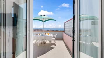 Apartemen Keluarga, 1 kamar tidur, balkon (Seaview Pool Retreat - B29) | Tempat makan outdoor