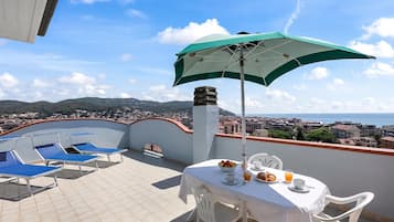 Apartemen Keluarga, 1 kamar tidur, balkon (Seaview Pool Retreat - B29) | Tempat makan outdoor