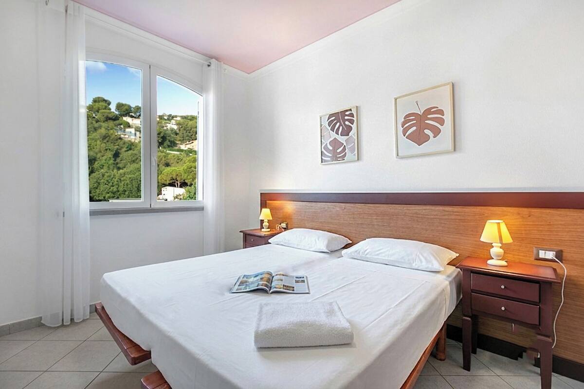 Family Apartment, 1 Bedroom, Balcony (Seaview Pool Retreat - B25)