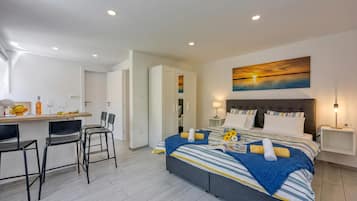 Appartamento familiare, camere multiple, 2 bagni (Summer Breeze Apartment Mali lošinj) | Ferro/asse da stiro, Wi-Fi gratuito, lenzuola