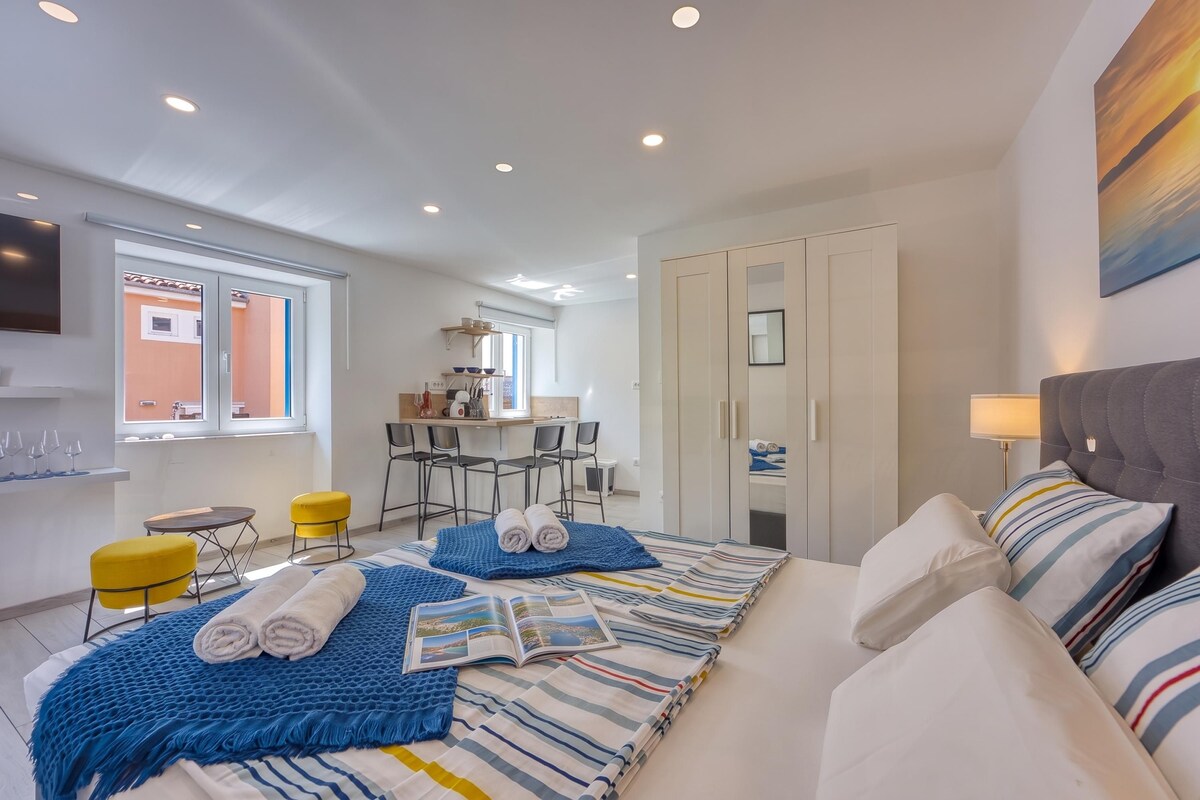 Une chambre d’hôtel moderne équipée d’un lit, d’un bureau et d’un coin repas.