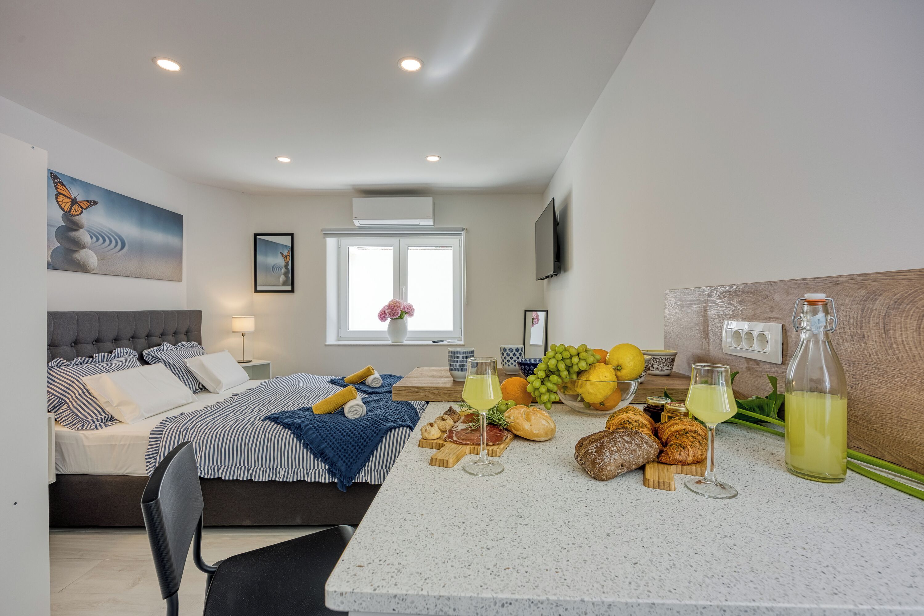 Tabla de planchar con plancha, wifi gratis y ropa de cama 