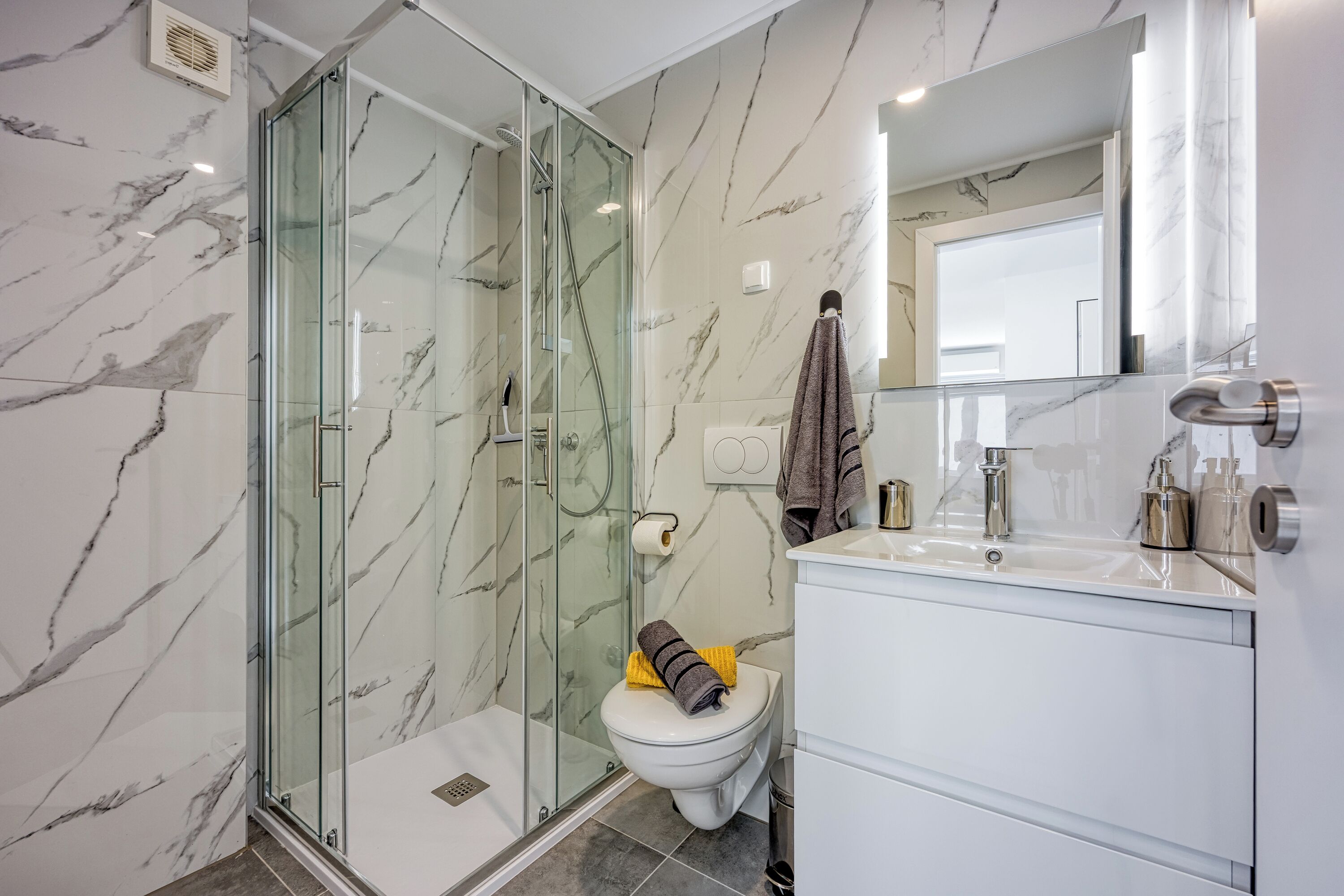 Familienstudio (Summer Breeze Studio Mali Lošinj) | Badezimmer | Dusche, Haartrockner, Handtücher, Seife