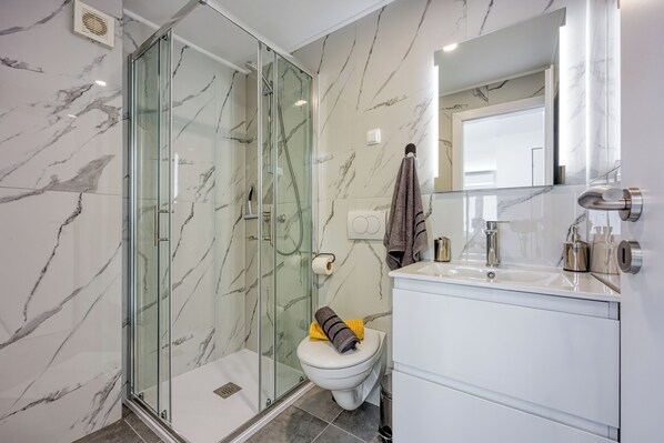 Family Studio (Summer Breeze Studio Mali Lošinj) | Bathroom | Shower, hair dryer, towels, soap - Mali Lošinj Summer Breeze (Mali Losinj)