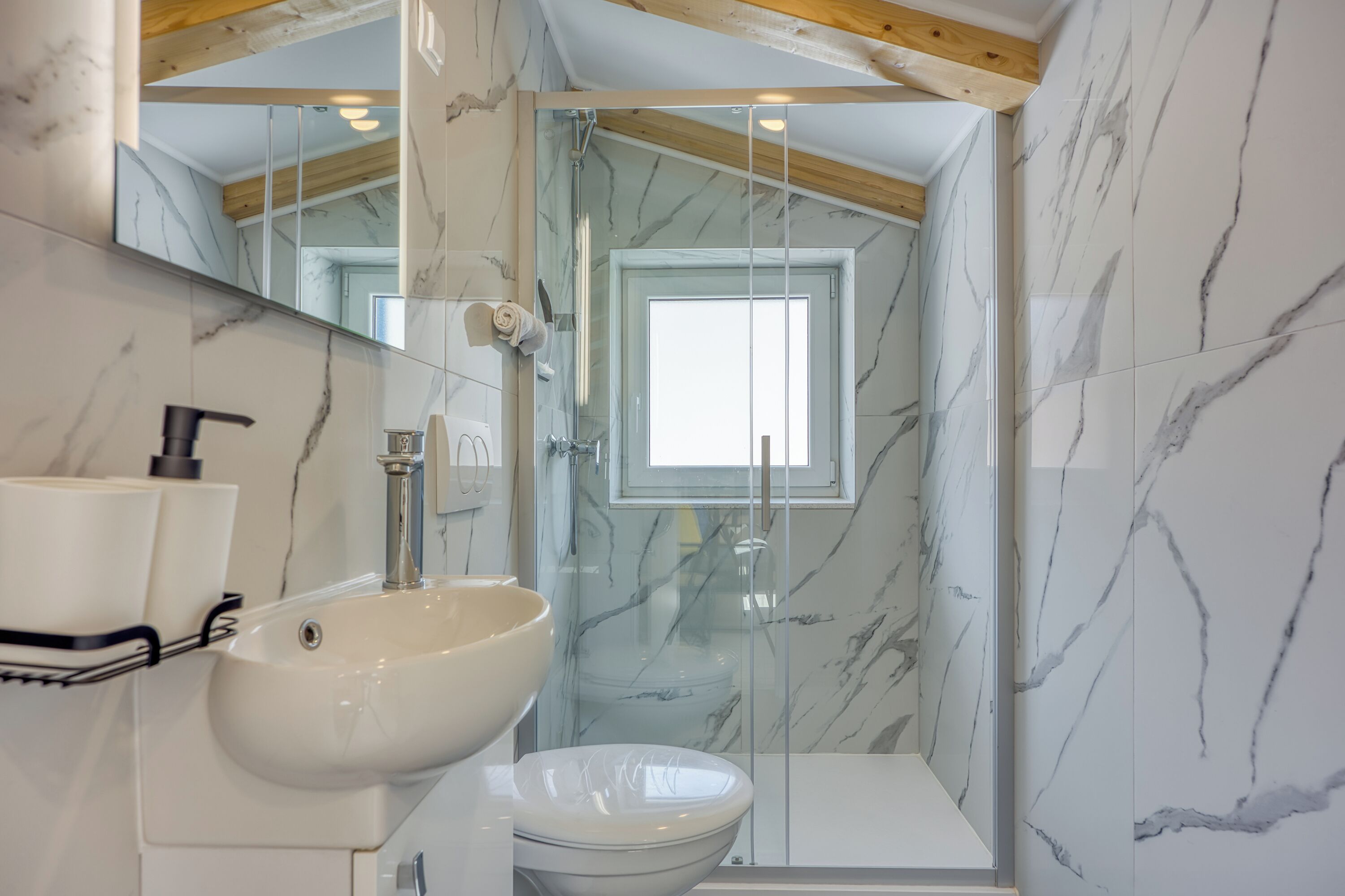 Appartement Familial, plusieurs chambres, 2 salles de bains (Summer Breeze Apartment Mali lošinj) | Salle de bain | Douche, sèche-cheveux, serviettes fournies, savon