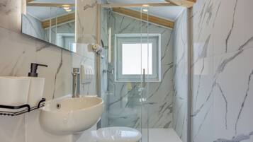 Appartement Familial, plusieurs chambres, 2 salles de bains (Summer Breeze Apartment Mali lošinj) | Salle de bain | Douche, sèche-cheveux, serviettes fournies, savon