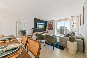 Smart TV, futbolito, mesa de ping pong