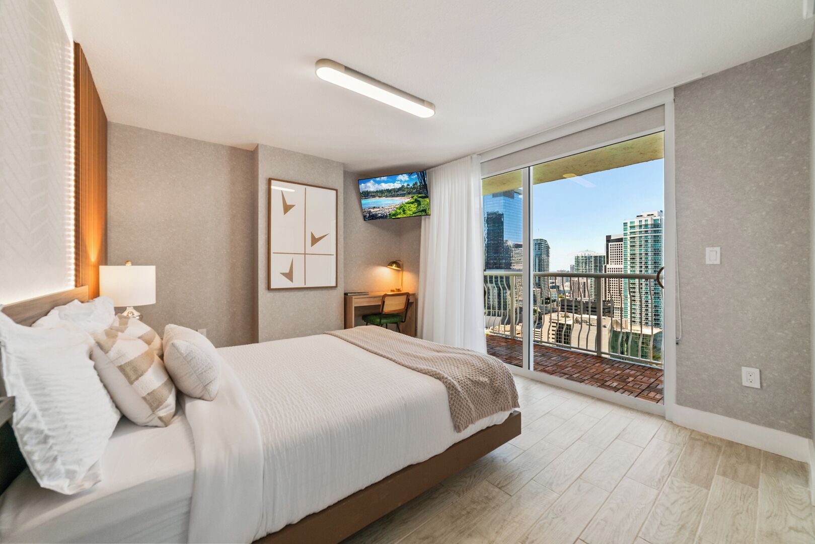 3 habitaciones, caja de seguridad en la habitación y escritorio 