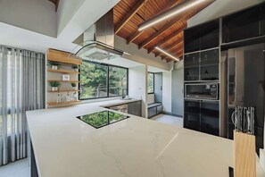 Microondas, horno, cafetera o tetera y utensilios de cocina