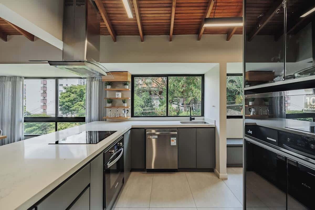 Mikrowelle, Ofen, Wasserkocher mit Kaffee-/Teezubehör