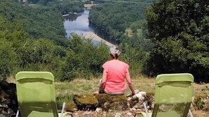 A person sitting on a rock with two green chairs in front, overlooking a river and a valley. - PAULAGITE for 2 to 4 people, view of the Dordogne, near Padirac and Rocamadour (Gintrac)