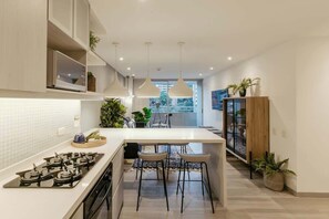 Mikrowelle, Wasserkocher mit Kaffee-/Teezubehör