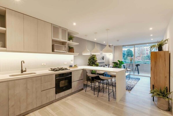 Mikrowelle, Wasserkocher mit Kaffee-/Teezubehör