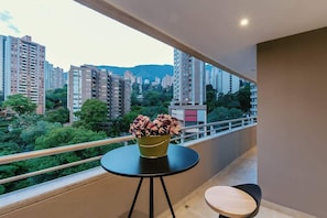 Outdoor dining - |EP| Modern Apt 2Br/2Bth W/A/C, Desk in Provenza! (Medellín)