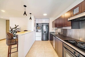 Kühlschrank, Mikrowelle, Ofen, Herdplatte