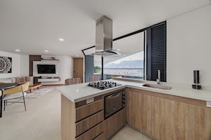 Mikrowelle, Ofen, Herdplatte, Wasserkocher mit Kaffee-/Teezubehör