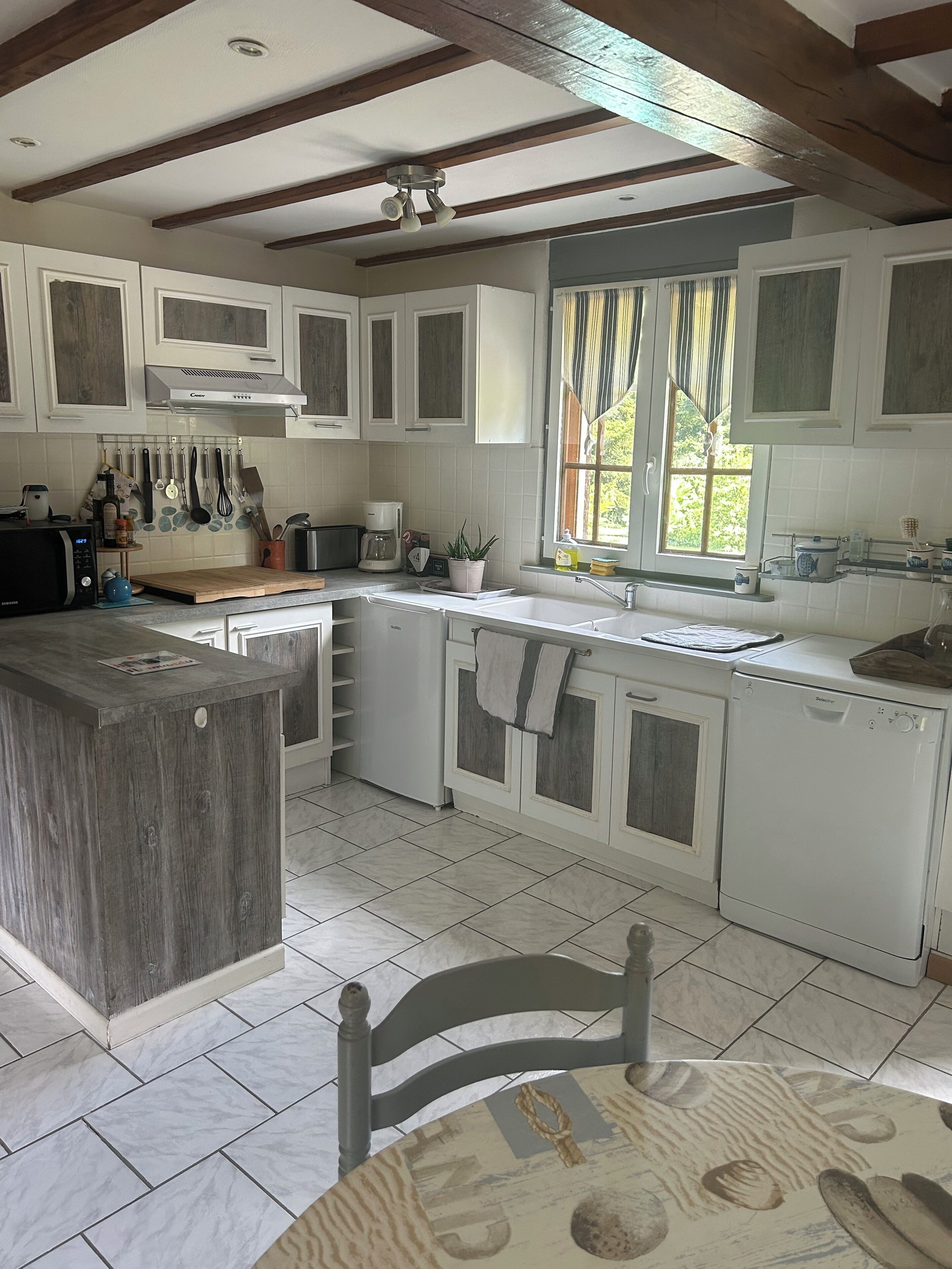 Een koelkast, een microgolfoven, een kookplaat, een vaatwasser