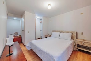 1 slaapkamer, een strijkplank/strijkijzer, wifi, beddengoed