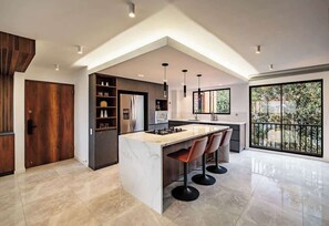 Een koelkast, een magnetron, een oven, een kookplaat