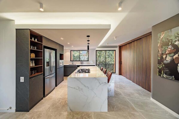 Kühlschrank, Mikrowelle, Ofen, Herdplatte