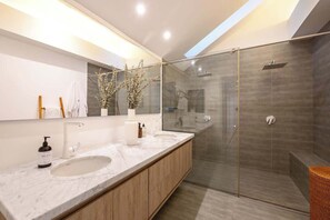 Shower - |EP| Premium PH W/Sauna, Jacuzzi, SteamRoom (Medellín)