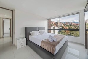 3 bedrooms, WiFi, bed sheets - |EP| Provenza Apt w/AC, Balcony, Views (Medellín)