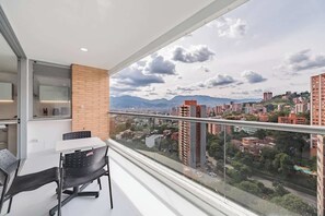 Outdoor dining - |EP| Provenza Apt w/AC, Balcony, Views (Medellín)