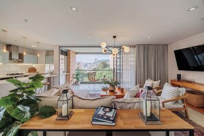 テレビ、書斎 / ワークスペース